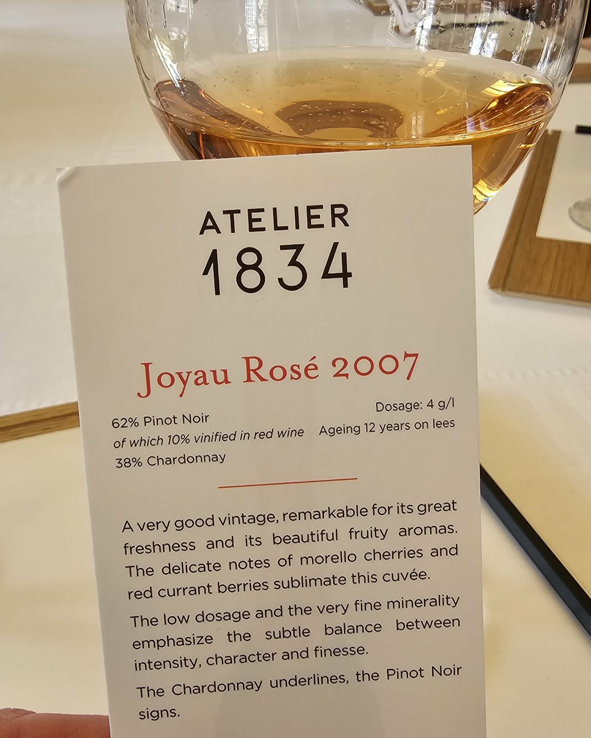 Boizel Joyau Rosé 2007 tasting card beside a glass of rosé Champagne on the Joyau visit in Épernay